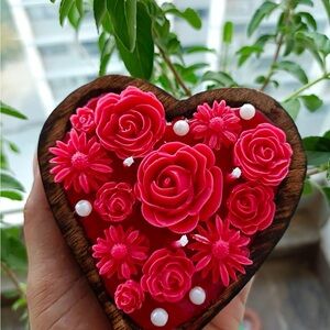 Heart-Shaped Floral organic candle. Style and fragnance can be coustomized.